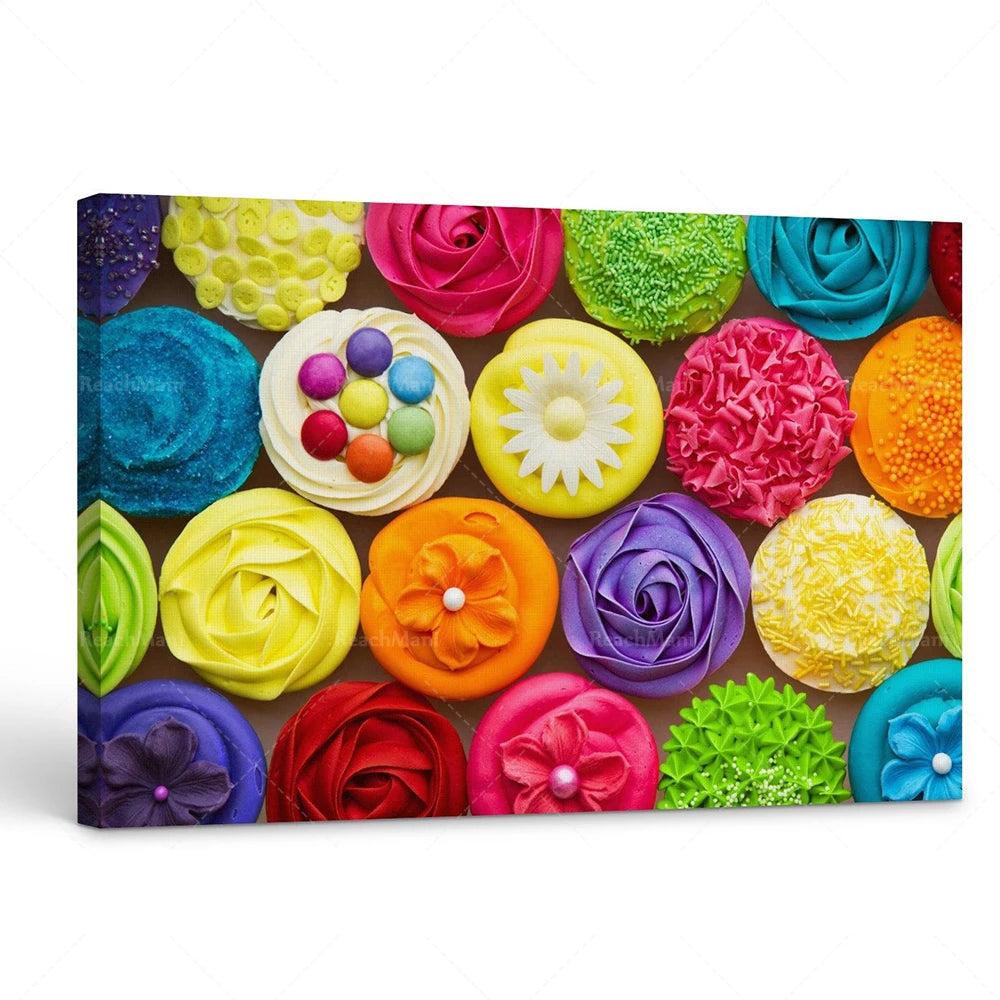 Une collection colorée et artistique de fleurs et de desserts miniatures, mettant en valeur la créativité et la beauté de l'art culinaire.