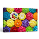 Une collection colorée et artistique de fleurs et de desserts miniatures, mettant en valeur la créativité et la beauté de l'art culinaire.