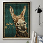 Une affiche humoristique représentant un âne avec une expression espiègle et l'inscription "Nice Butt" en lettrage doré sur un fond vert foncé.
