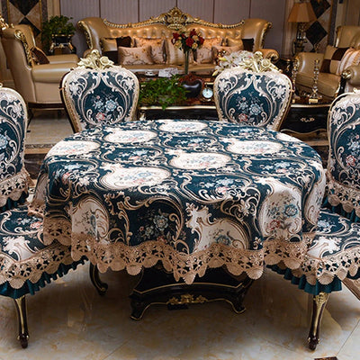 La table ornée de motifs floraux élégants et de dentelle délicate crée une ambiance sophistiquée et luxueuse dans cette salle à manger.
