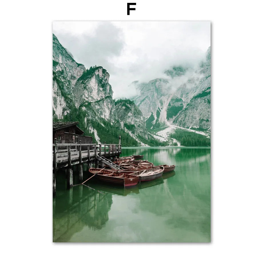 Paysage de montagnes escarpées reflétées dans un lac turquoise calme avec des barques en bois amarrées au ponton.