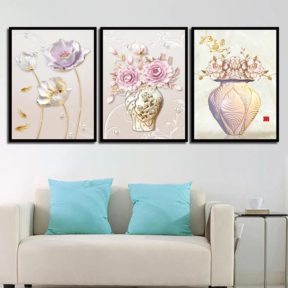 Trio d'illustrations florales délicates aux tons pastel, mettant en scène des fleurs épanouies et un vase décoratif.