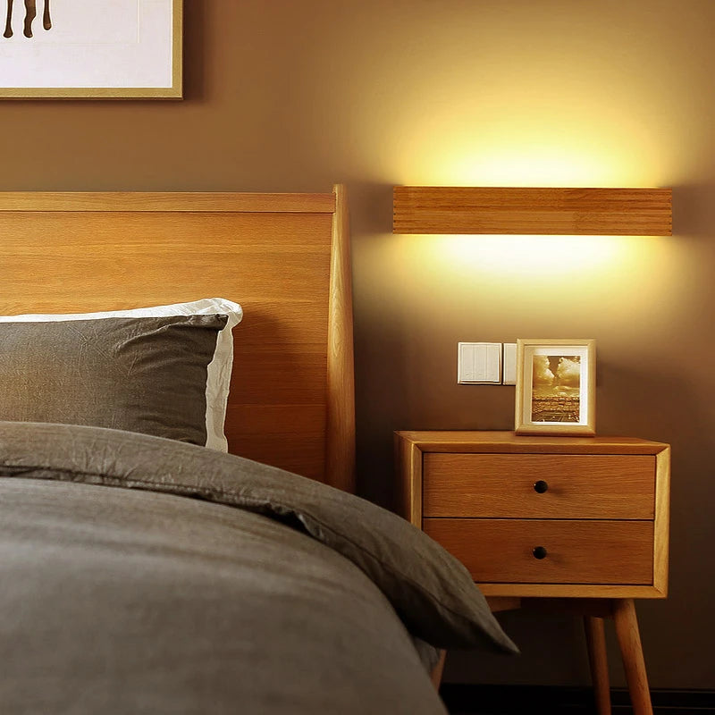 Détail de l'applique murale LED avec abat-jour en bois de chêne