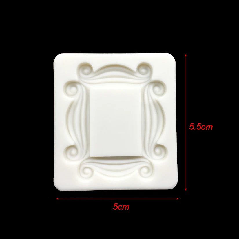 moules silicone gâteaux fondant chocolat blanc jaune motifs cadres volutes texturés baroques