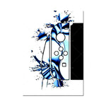 Abstraction dynamique avec des formes et des éclaboussures de couleur bleu foncé sur fond blanc et noir.