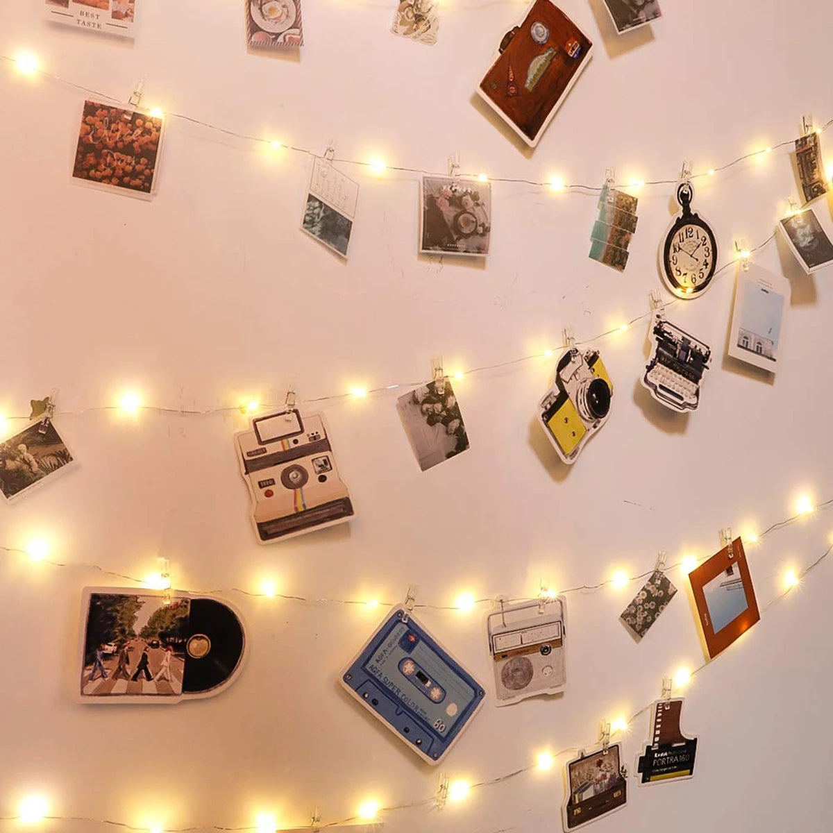 décoration photo mariage anniversaire guirlande lumineuse pinces bois cartes quadrillées vintage bohème