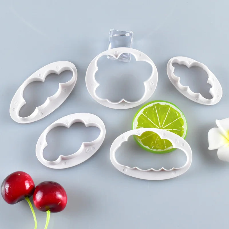 moules biscuits nuages blancs découpes opaques décoration pâtisserie enfantins sets cuisson gâteaux