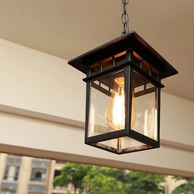 Lampe suspendue bronze style vintage illuminant un jardin le soir