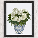 Bouquet de pivoines blanches épanouies dans un vase décoré de motifs bleus et blancs.