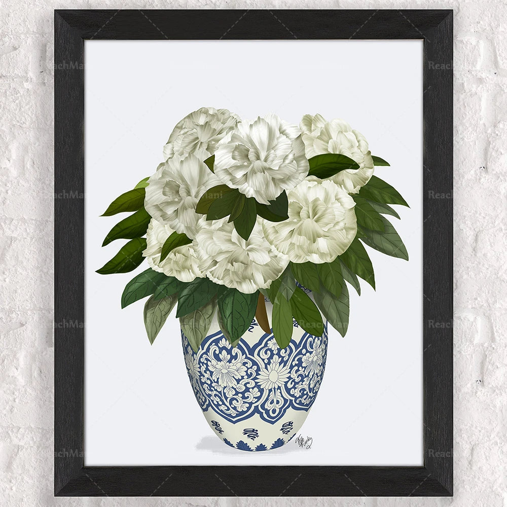 Bouquet de pivoines blanches épanouies dans un vase décoré de motifs bleus et blancs.
