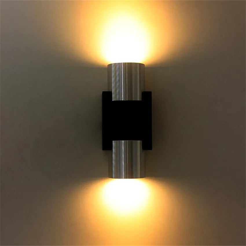 applique murale led moderne noire fixée mur vis câbles chambre coucher salon