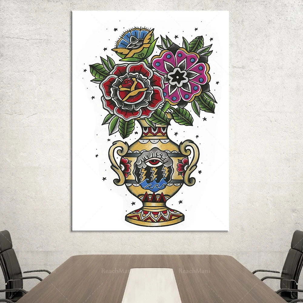 Cette image représente un vase décoré de fleurs colorées et d'éléments floraux stylisés dans un style de tatouage traditionnel.