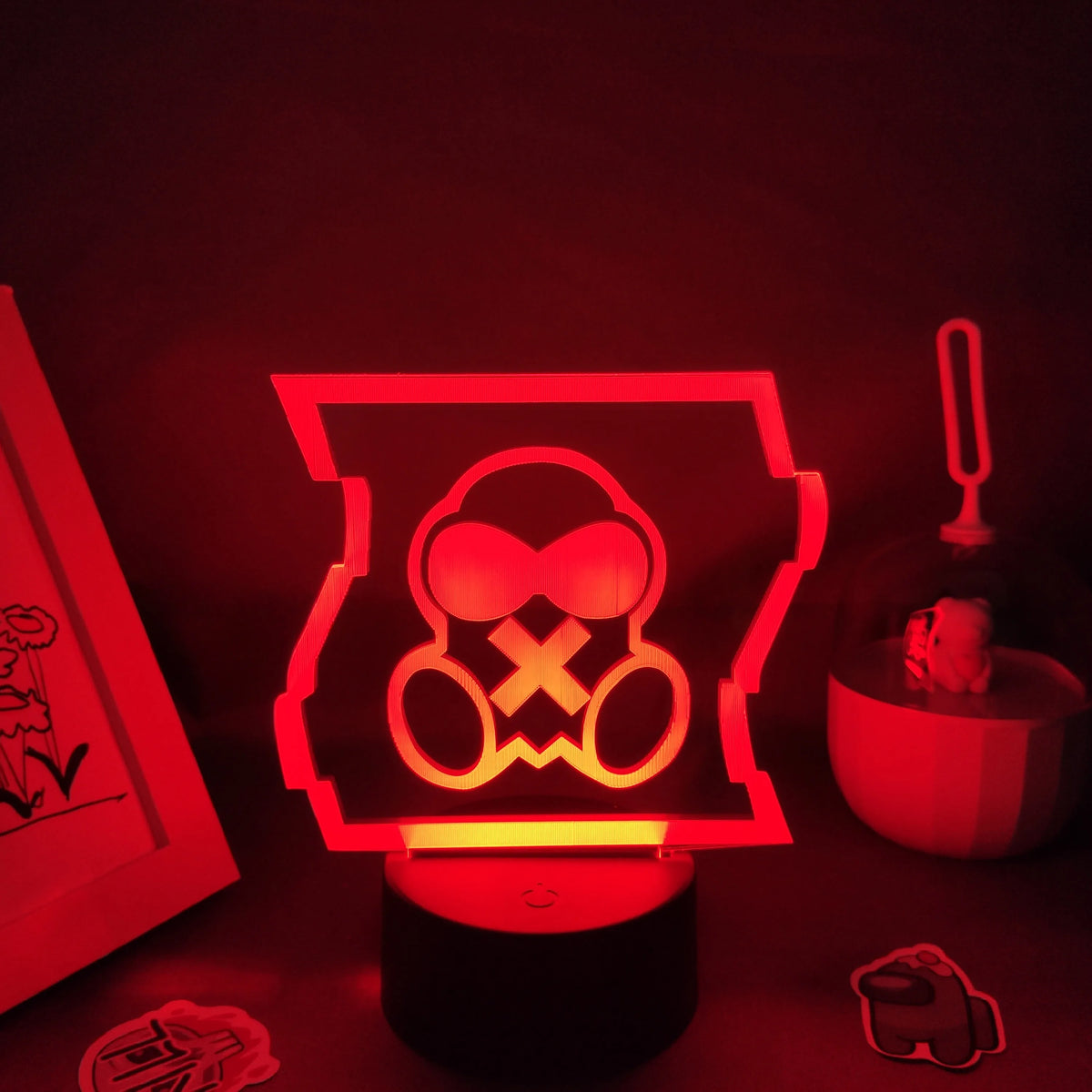 Lampe 3D masque à gaz LED RGB allumée en multicolore sur table nuit