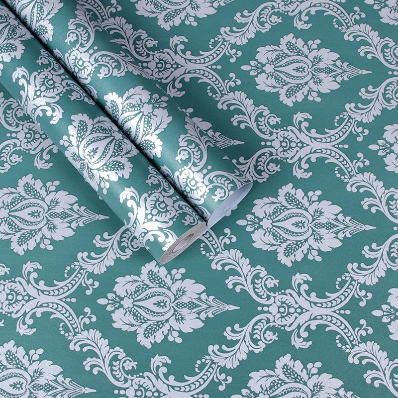 Application facile du papier peint adhésif sur un mur de TV