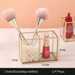 boîte maquillage transparente blanches roses moderne élégante brosse bouteille rouge rangement cosmétiques