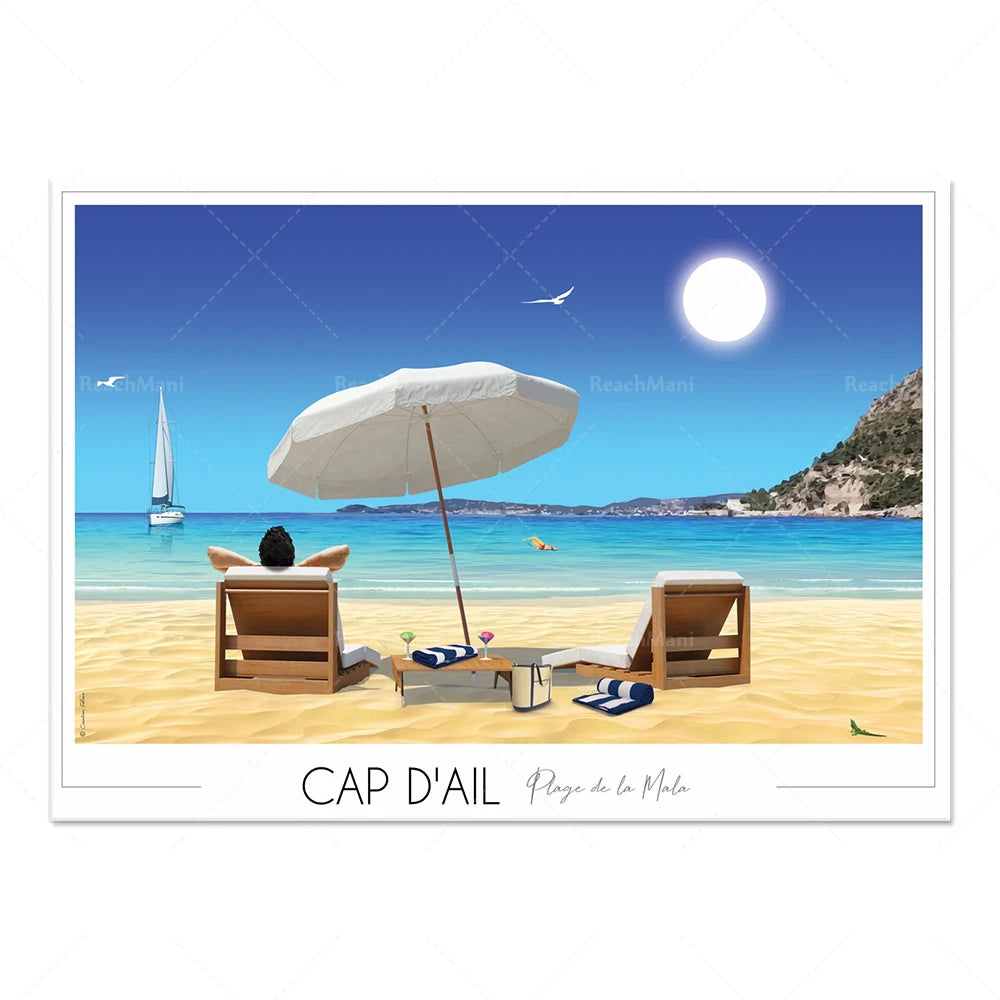 Sur une belle plage de sable doré, des chaises longues et un parasol blanc offrent un cadre idéal pour se détendre au soleil, tandis qu'un voilier glisse sur les eaux turquoise de la baie sous un ciel bleu profond.