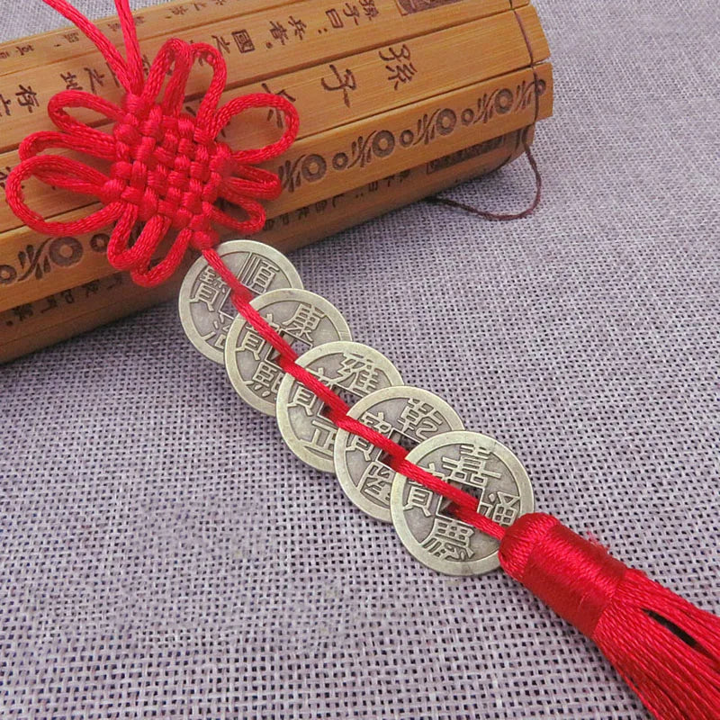 porte clés chinois artisanal rouge bleu royal motif traditionnel tissu satiné pompon métal