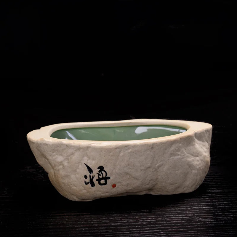 Pot bonsaï céramique artisanal motif calligraphique fleur verte rustique.texture grungy