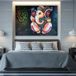 Une peinture colorée représentant la divinité hindoue Ganesha, avec des motifs et symboles traditionnels, est accrochée au mur au-dessus du lit.