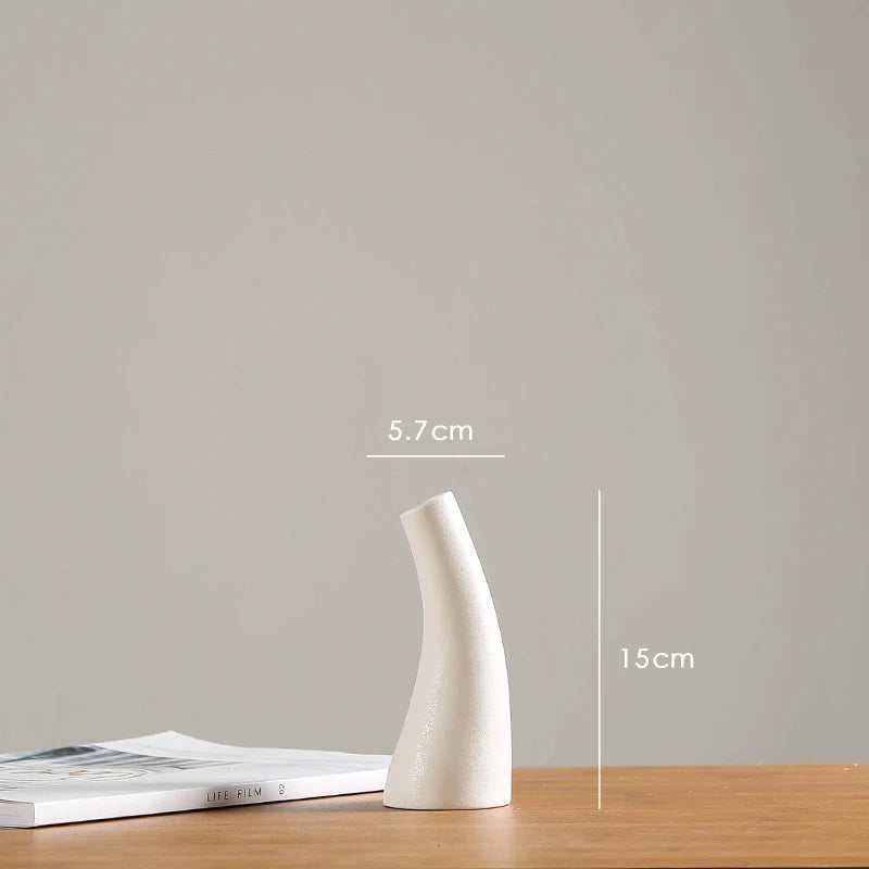 vases blancs modernes minimalistes céramique opaques fleurs artificielles table simple