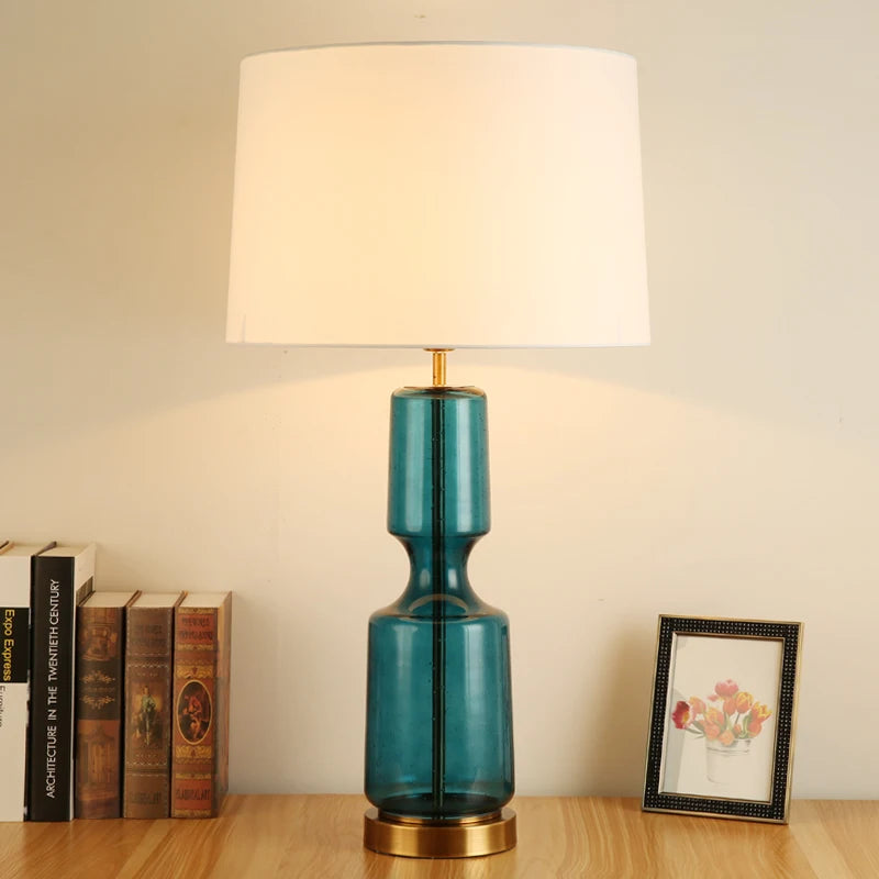 lampe table verre bleu turquoise moderne abat jour opaque pied doré élégante contemporaine led