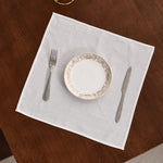 serviettes table blanches brodées texture lin classiques maison restaurant événements blancs clips métalliques