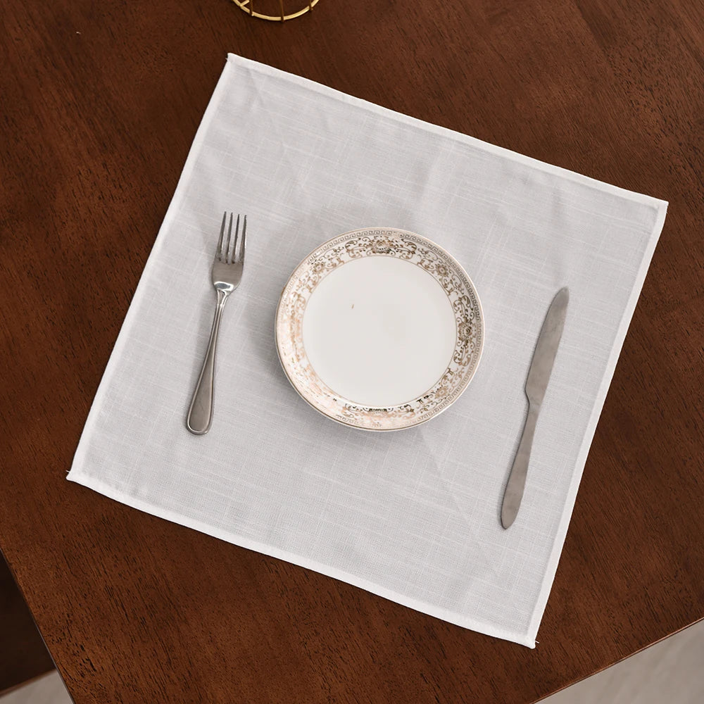 serviettes table blanches brodées texture lin classiques maison restaurant événements blancs clips métalliques