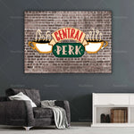 L'affiche murale de style vintage représentant le logo de l'émission "Central Perk" crée une atmosphère chaleureuse et conviviale dans ce salon moderne.