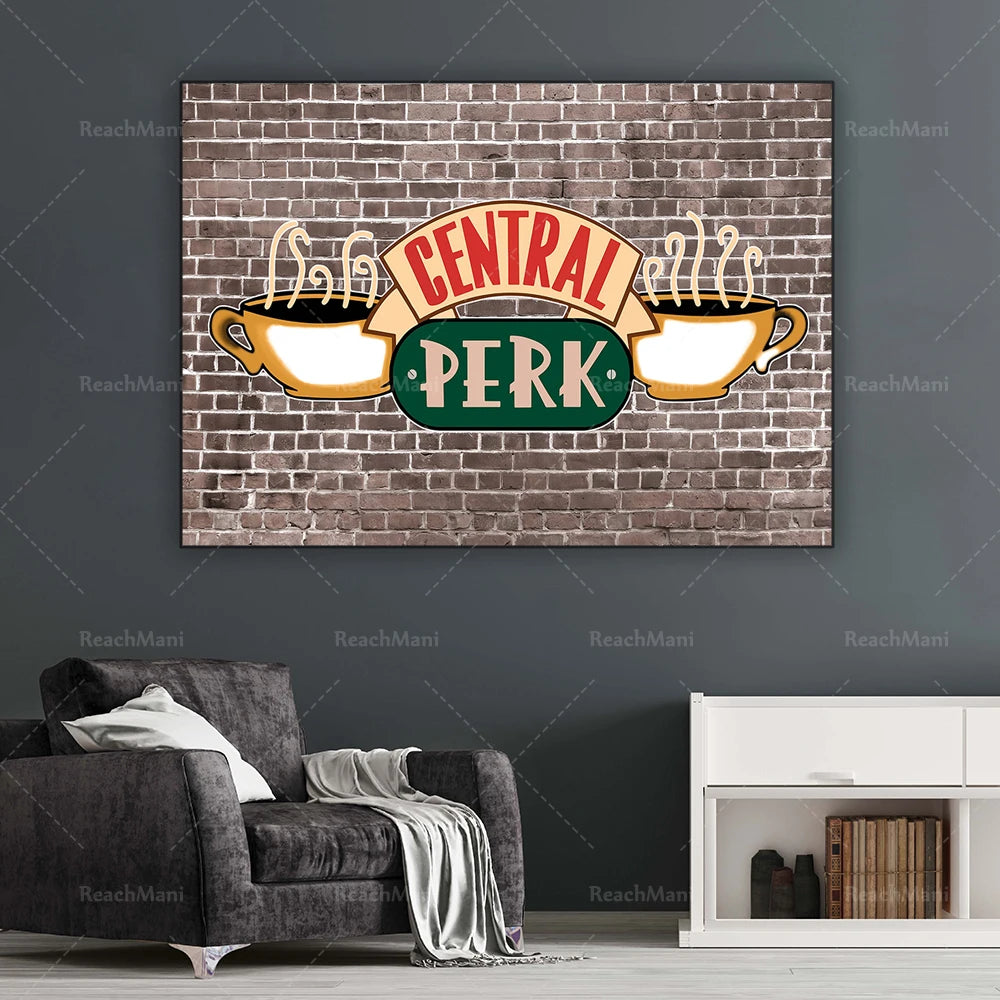 L'affiche murale de style vintage représentant le logo de l'émission "Central Perk" crée une atmosphère chaleureuse et conviviale dans ce salon moderne.