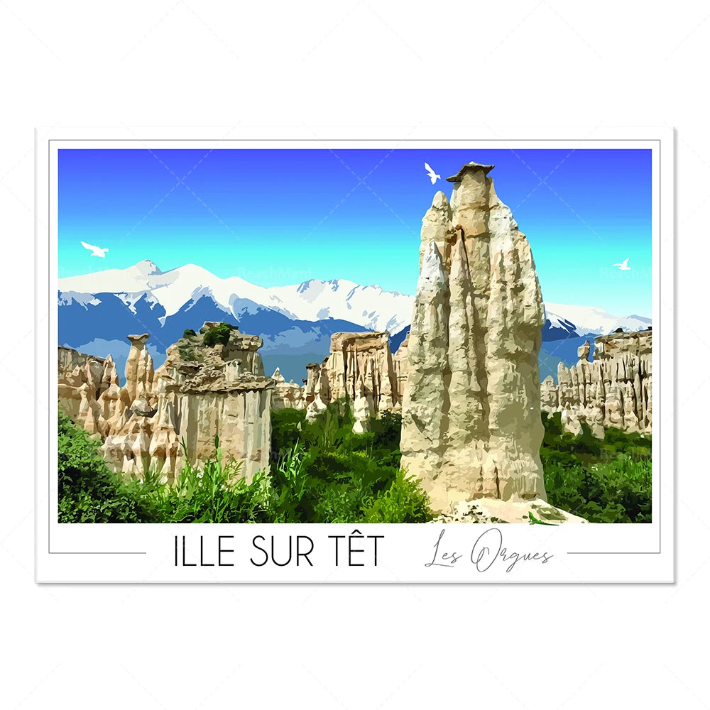 L'image montre un paysage impressionnant de l'Île sur Têt avec des orgues géologiques spectaculaires se dressant contre un ciel bleu profond et des montagnes enneigées à l'horizon.