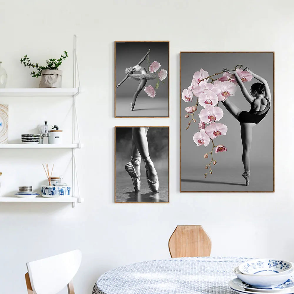 Le décor de cette pièce présente une belle collection de photos de danse et de fleurs, créant une ambiance élégante et artistique.