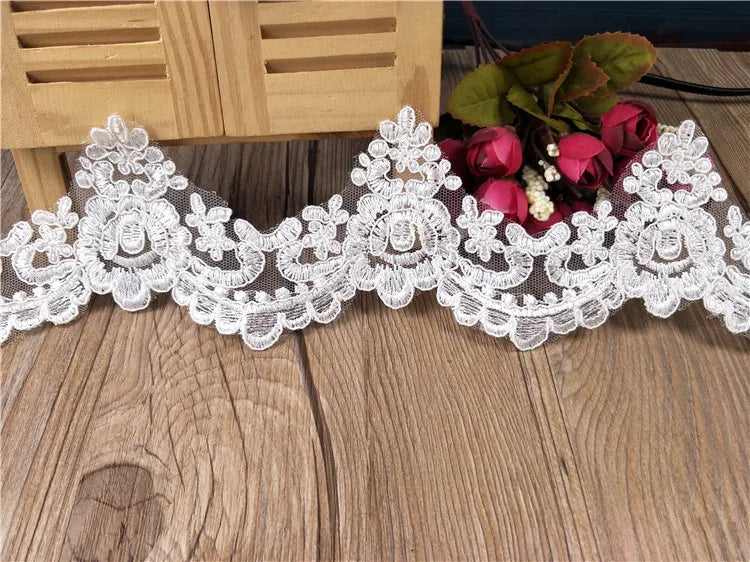 dentelle florale blanc motifs ajourés romantique translucide mariage décoration artisanale appliquée tissu