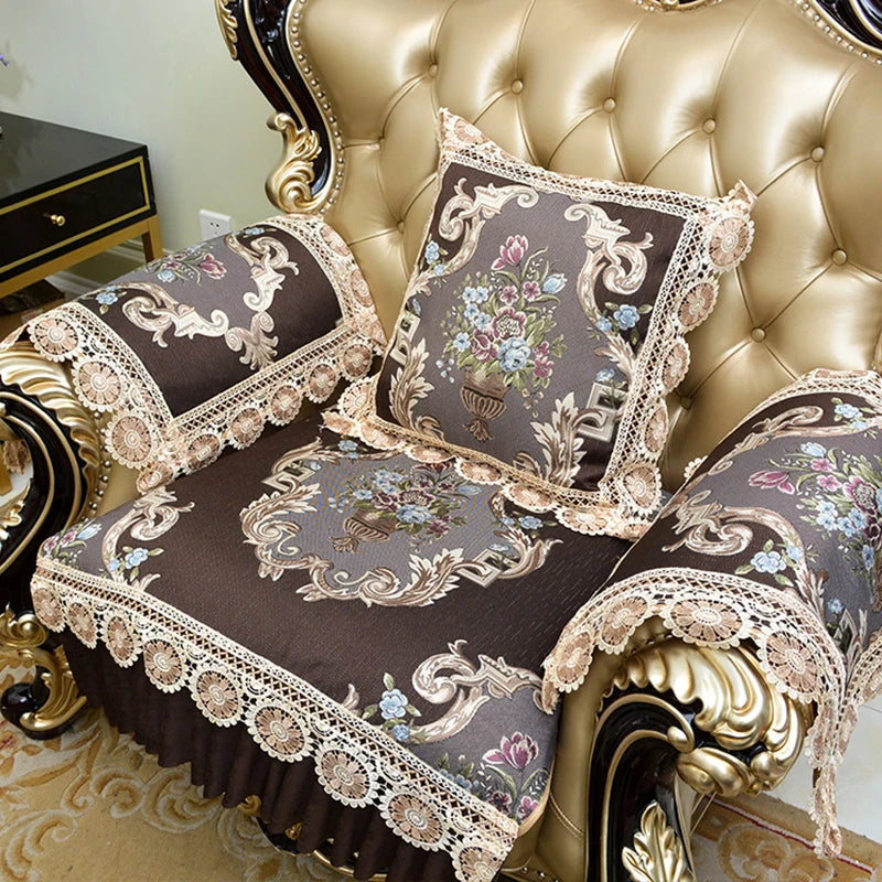 Le design élégant et orné de ce coussin décoratif reflète un style de luxe et de sophistication, avec des motifs floraux raffinés et des bordures en dentelle délicate.