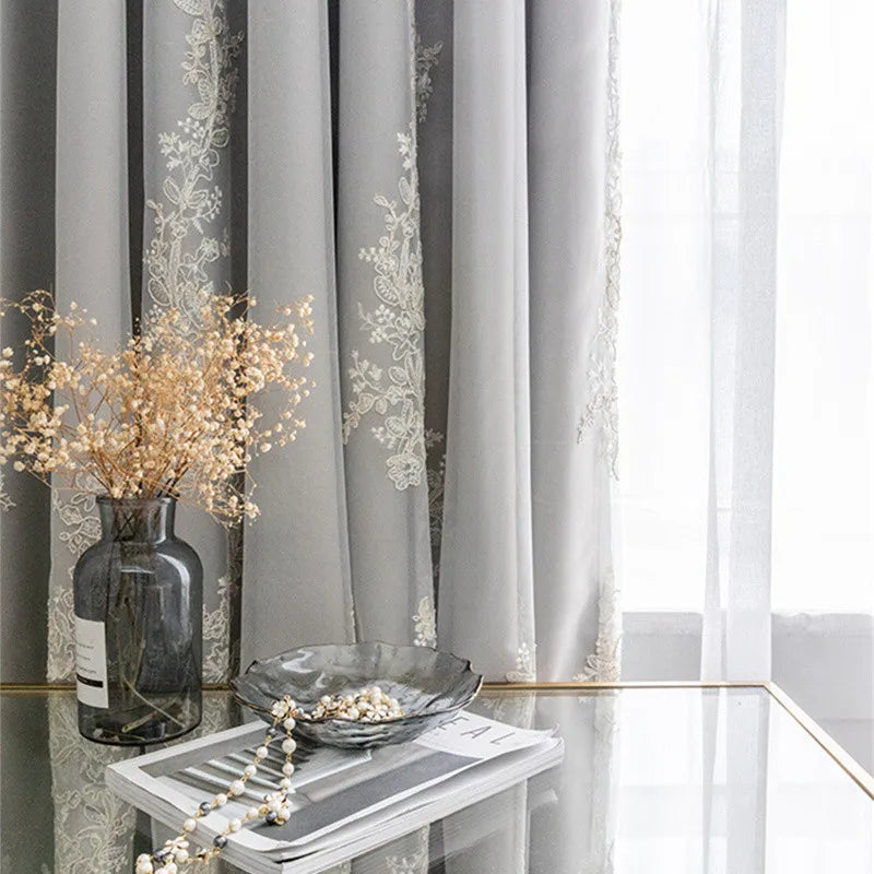 Rideau bleu dans une chambre de fille avec décoration pastel