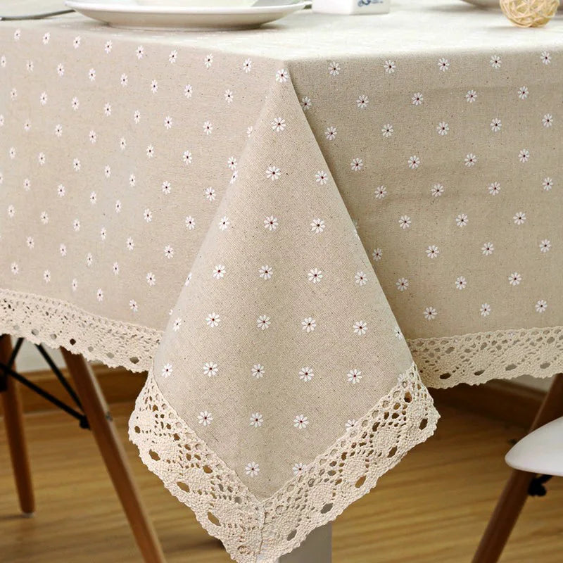 nappe table lin motif fleur dentelle beige serviettes assiettes couverts classique rustique