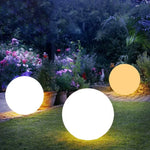 Boule LED jaune clair sur une table de patio décorative