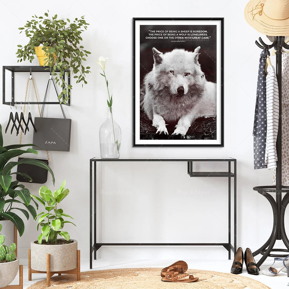 Une photographie encadrée en noir et blanc d'un magnifique loup blanc dans un intérieur décoré avec des plantes et des meubles design.