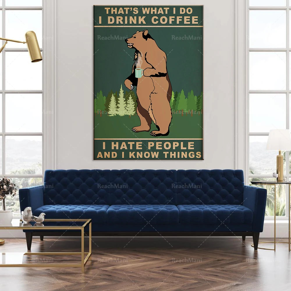 L'image montre une affiche humoristique d'un ours brun debout tenant une tasse de café, avec le texte "C'est ce que je fais, je bois du café, je déteste les gens et je sais des choses".