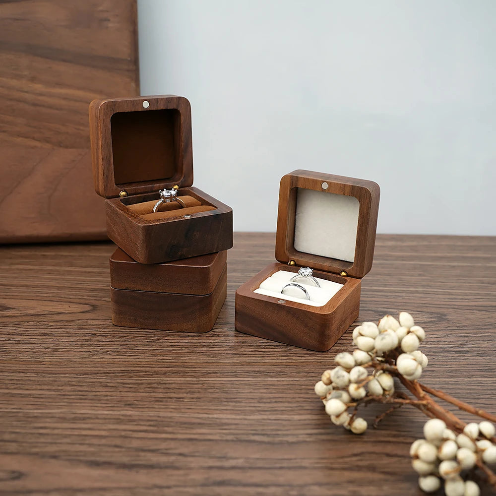 Boîte à bijoux en bois rose élégante sur table de chevet
