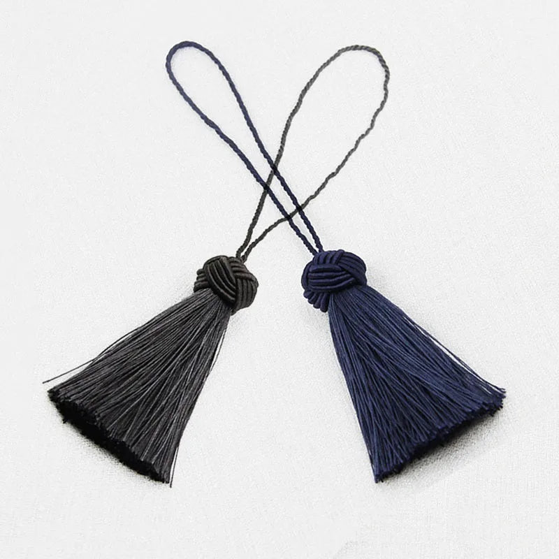 pompons décoratifs textiles noirs bleu marine gris beiges simples opaques 15x25cm