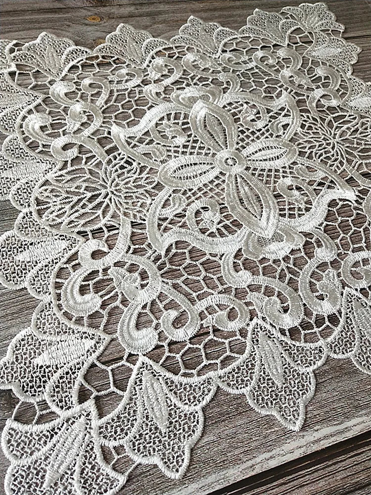 serviette table blanche brodée motif floral coton polyester classique maison festive