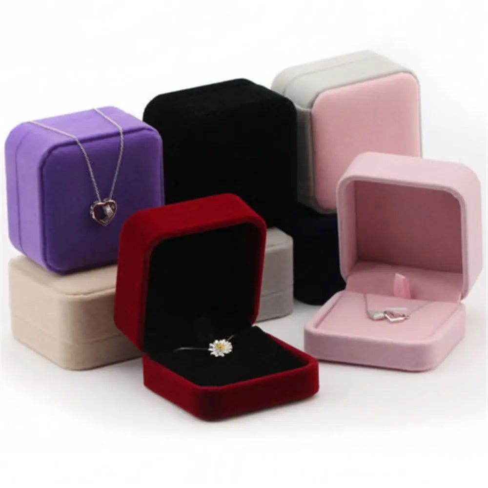 boîtes rangement velours rouges violettes roses grises noires bleues bijoux bague mariage saint valentin