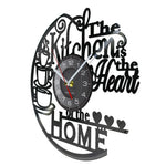 Horloge murale noire géométrique dans une salle à manger élégante