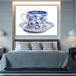 Une tasse et une soucoupe de porcelaine bleue et blanche, aux motifs floraux élégants, créent une décoration d'intérieur raffinée.