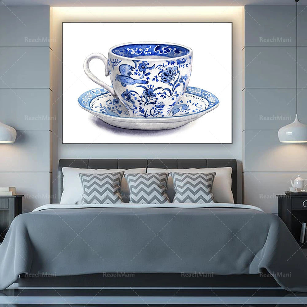 Une tasse et une soucoupe de porcelaine bleue et blanche, aux motifs floraux élégants, créent une décoration d'intérieur raffinée.