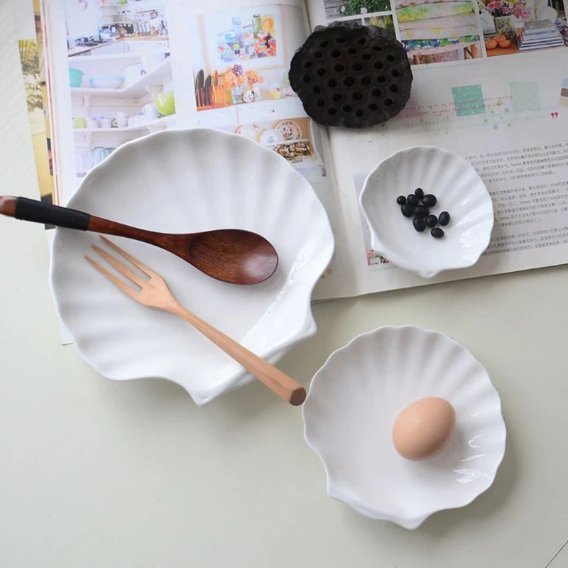 assiettes blanches modernes céramique lisses rangement présentation alimentaire set tailles différentes