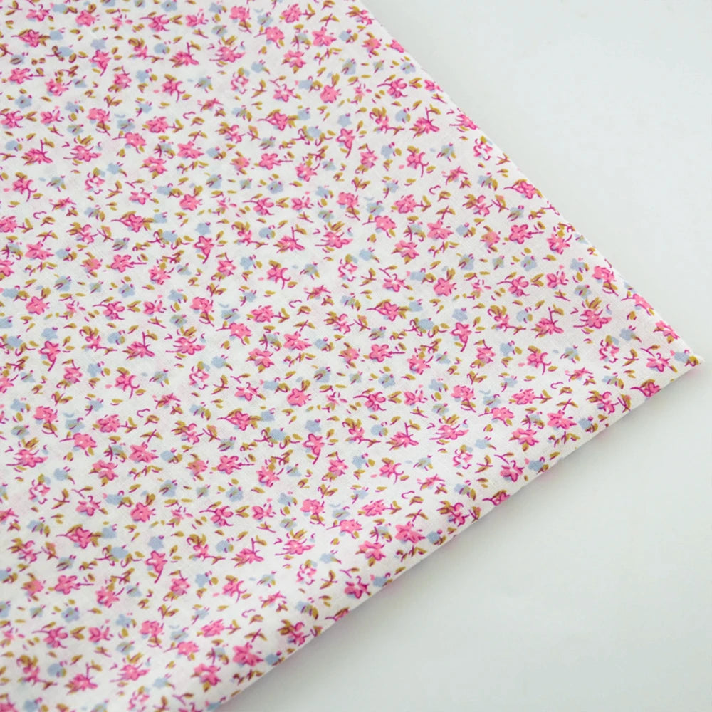 tissu coton imprimé fleurs roses bleues classique blanc patchwork bricolage artisanal scrapbooking jeux poupées