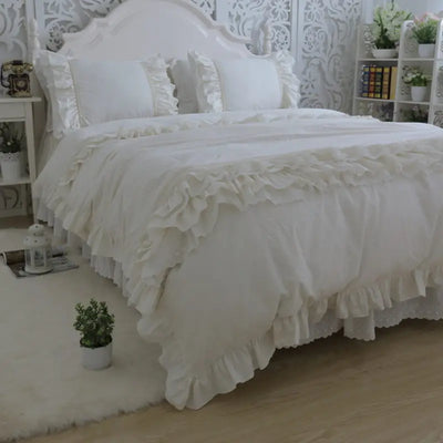 Housse de couette en coton blanc avec dentelle et volant sur un lit king size