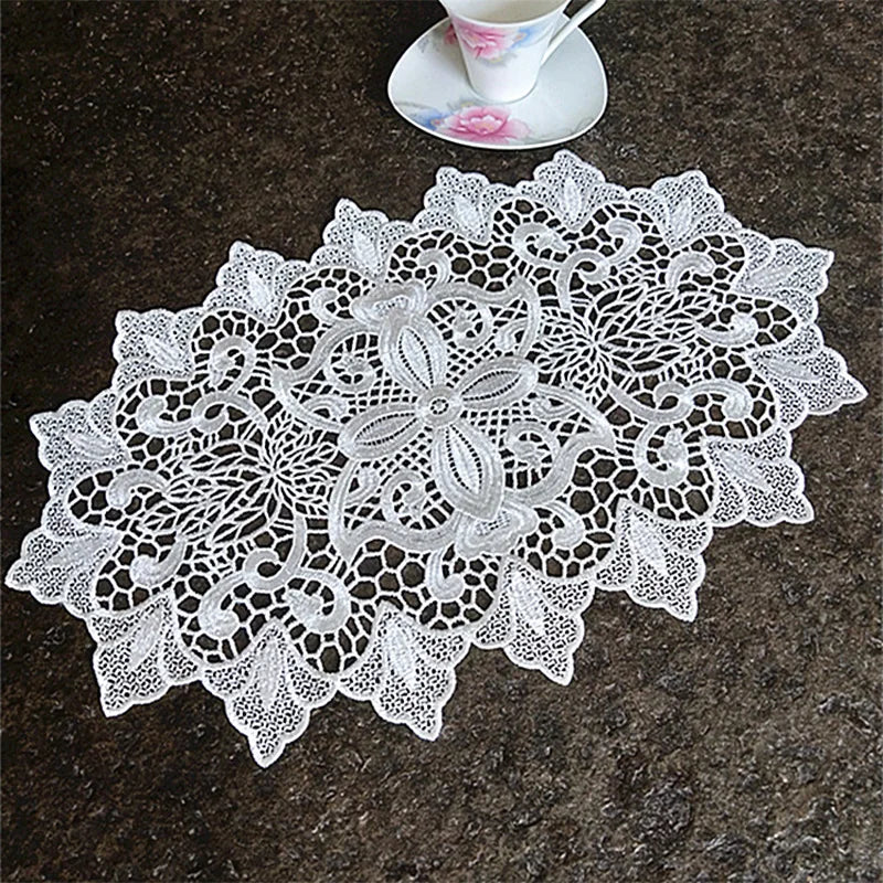 serviette table blanche brodée motif floral coton polyester classique maison festive