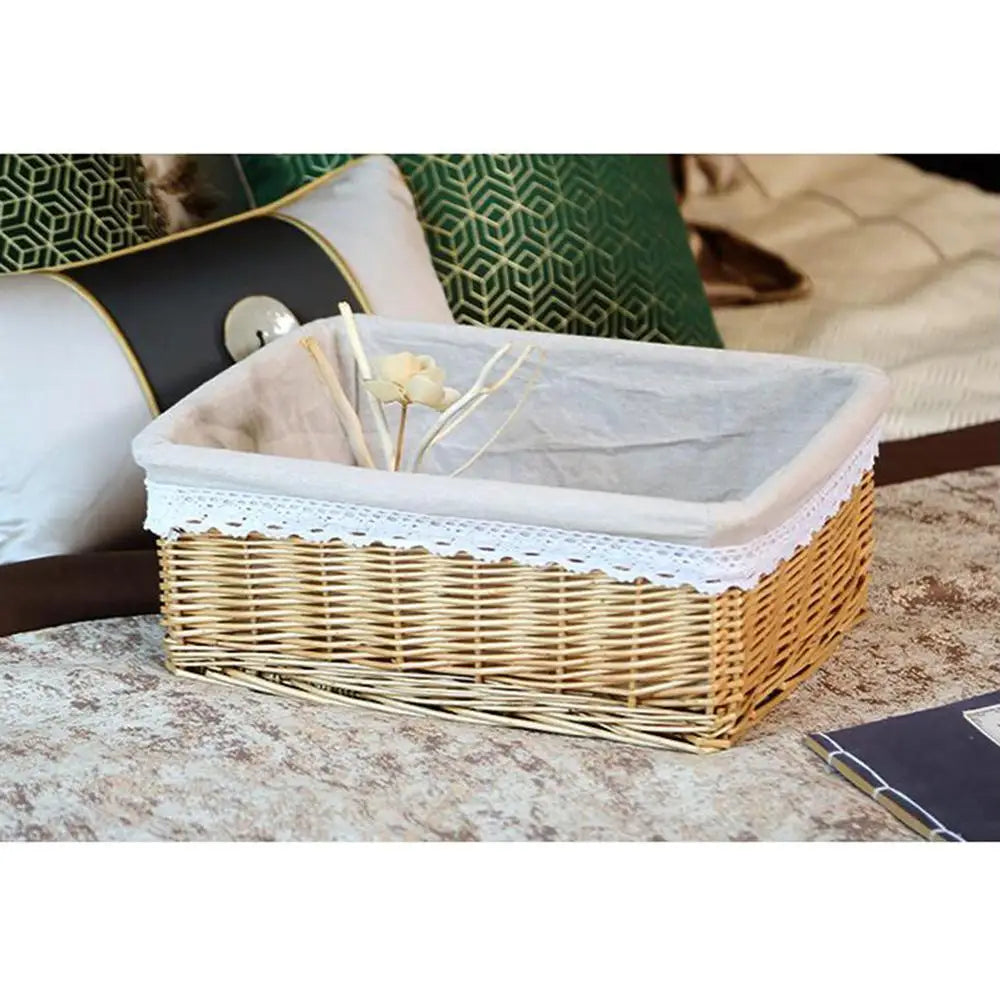 Panier en osier vert rempli de fruits dans une cuisine moderne